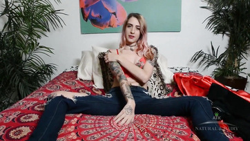 Készséggel mutizgatja a borostás puncikáját a beindult filigrán csaj Thumb