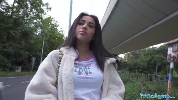 Imádja a kápét a bevállalós tini csajszi úgyhogy széttárta a lábacskáját az idegen férfinek Thumb