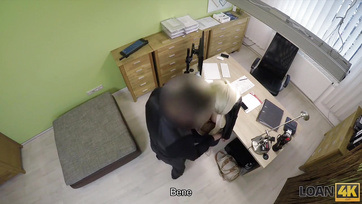 A bankóért viszonzásul bizony cumiznia kellett a szexis szöszike lánynak Thumb