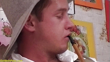 83 éves farmer nagyika cumikázza a fiatalember brokiját - HUN pornó Thumb