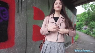 A tündéri sunci miután megmutizgatta a melleit egy kis lovettáért a lábacskáit is szétnyitotta Thumb