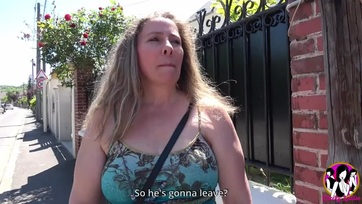 Megvillantotta a pufók puniját aztán megkúratta mindkettő nyílását a dúskeblű faszhiányos nő Thumb