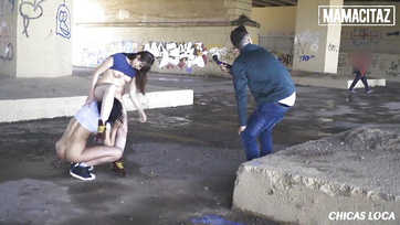 Pajkos tini ribik emberek előtt smárolgatnak és zabálják egymás puniját Thumb