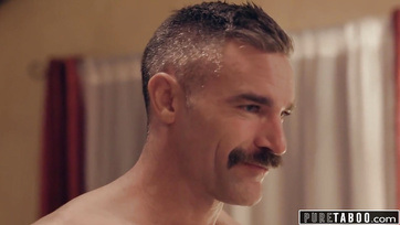 Előbb megbaszta a nejecskéjét aztán elvonszolta egy légyottra a szexi nevelt lányát Thumb