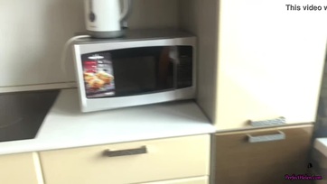 Megbaszarintotta a hálótársa sexy kis barinőjét és színültig spriccelte a megborotvált pináját Thumb