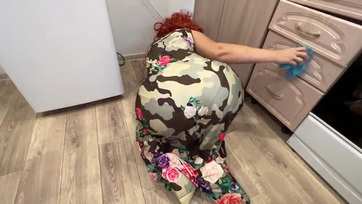 Előregörbült a nagy popójú mostoha anyám hogy becsúsztathassam a hatalmas brokimat az ülőgumójába Thumb