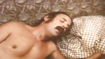 Egy régies szexvideó amiben egy szexis takarítónő dédelgeti a ház úrának dagadó répáját Thumb