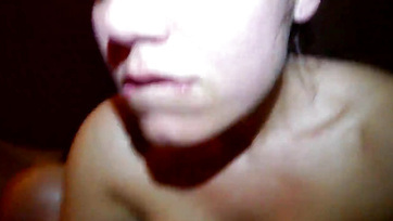 Egy basznivaló nagycicis hölgyecske ugrándozik a hapsija pöcsén és közben ejakulál Thumb