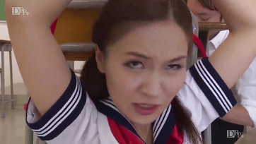 Kikötözte a cuki koreai tini fruskát és elsülésig ujjazta a nunikáját Thumb