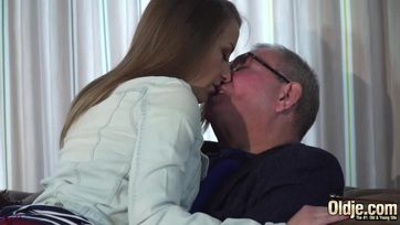 Rámozdult az aggastyán férfi pélójára és gondosan megcumikázta a csábos magyar születésű leányzó Thumb