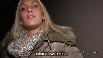 Egy kis gázsiért vállalta a dugást a szöszke pesti lotyó a hajtós kamu ügynökkel Thumb