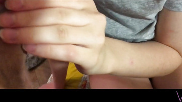 Megszopiztatta és megbaszta a mostohahugiját miután fülön csípte hancúrozás közben Thumb