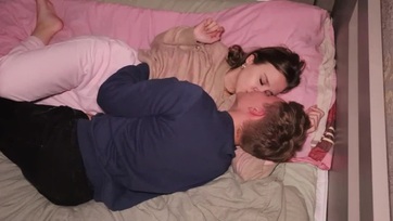 Beédesgette a független bébit a party-n a hálójába aztán bedugta a termetes dákóját a nunijába Thumb