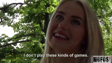 Bájos szőkehajú magyarországból való csaj a ligetben összeszedve és egy kis lóvéért publikusan megbaszva Thumb