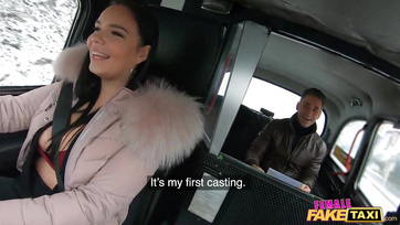 Kiszélesítették a nagymellű lányka ánuszát egy durva anál szexszel Thumb