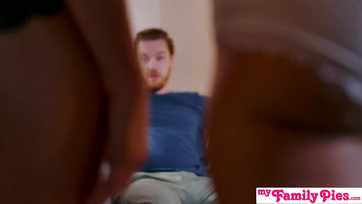 Egy kis fehérjére vágyott a mostoha húgicám és a vadító barinőcskéje Thumb