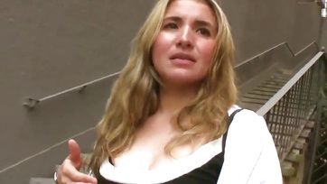 Becserkészte és megdugta a fiatal latin kiscsajt a fehérmájú 50-es férfi Thumb