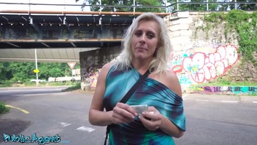 Egy kis delláért hozzájárult a szőke milf némber hogy nyilvánosan szétkúrjam a puniját Thumb