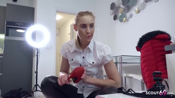 Felhívta magához az álügynök a szexi magyar származású tini picsát és berakta a dákóját a pinájába Thumb