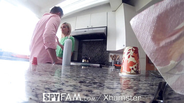 Dákóra rántotta az apróka szöszke mostoha húgát a konyhapulton a nagyfaszú srác Thumb