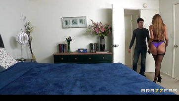 Megcuclizta és seggel megtáncolta az ügyfele kolosszális péniszét Thumb