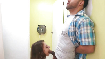 Leteperte a fiút a kalandvágyó kis szuka hogy őrülten megdugassa valakivel a nunusát Thumb