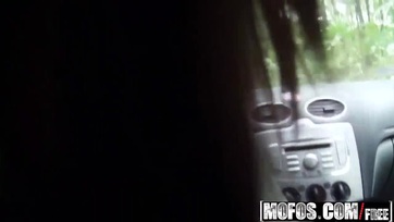 Becsücsült a járgányba a tüneményes nejlonharisnyás hazai lányka és felmászott az álló kolbászra Thumb