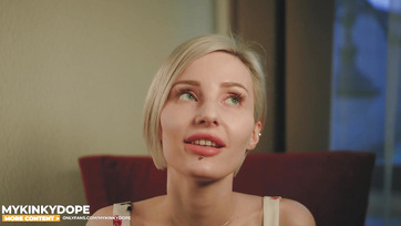 Gyönyörű szőke sunci szétdobta a lábikóit a főnökének miután előléptette Thumb