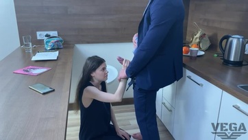 A konyhapultnál megszopatta és őrülten megfarkalta a tündibündi 18 éves mostoha húgocskáját a sármos kölyök Thumb