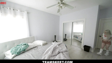 Felizgult szöszike ribi esedezik a mostoha bátyjának hogy bassza szerteszéjjel a puncusát Thumb