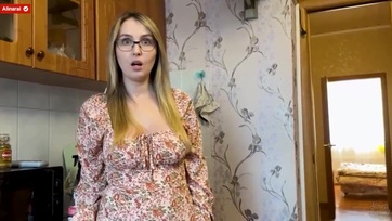 A pajtim csábos anyja fedetlenül bevágódott este az ágyacskámba és nekiállt szopogatni a répámat Thumb