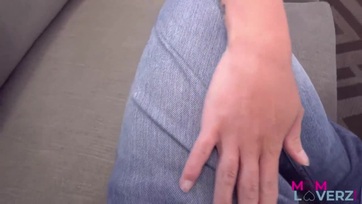 Előhúzta a mostoha fiacskája jó nagy kolbászát a bájos nagy mellű mostoha anyu hogy lecummantsa Thumb