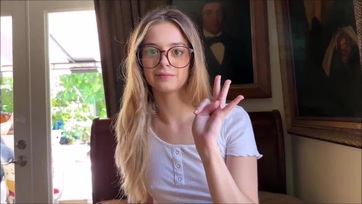 Megmutizgatta a melleit és a mennyei nunusát a mostoha bratyójának a huncut kis tini leányzó Thumb