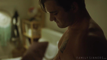 A kedves szöszike suna egy kis habozás után széttárta a combjait a mostohafivérének Thumb