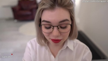 Felpattant az íróasztalra a dögös platinaszőke tanár néni és elrántotta a tangáját hogy belógassam neki Thumb