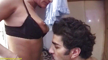 A begyes vörös magyar születésű anyácska szopizás után felugrott a brokira Thumb