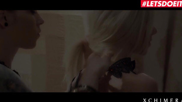 A szexi szöszi magyarországból való lányka csipázza a vastag lompost a kis nunijában Thumb