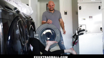 Szexéhes nevelőapa mélyre hatolva bedugta a kolosszális szerszámát a lánya pinácskájába Thumb