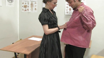 Bekasztotta a kékerest a szexis combharisnyás tanár néni fincsi puncikájába Thumb