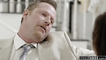 Kicsikét bepipult a nevelőapukám miután ráébredt hogy megkuffantotta a nunim Thumb