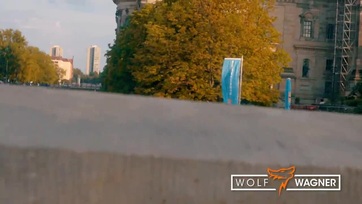 Megoráloztatta a szabad ég alatt a magyar származású spinét majd a szállodaszobában a dákójára is felültette Thumb