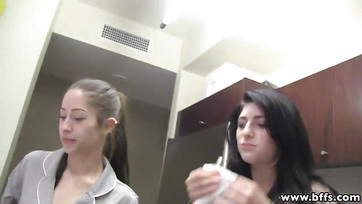 Ledobták a pizsamát a homi tini pinák és egy jókora kupakoltak Thumb