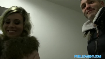 Bezsebelte a zsetont és szétnyitotta a lábát a magyar származású nőcike a spontán pornó interjún Thumb