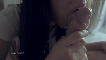 Egy fehérmájú tini leányzó domború popsival happolja a kukit doggy-pózban a kis nunijába Thumb