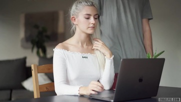 A kedves gimnazista bébi kapott egy jókora robbanótöltetet a feszes nunijába Thumb