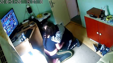 Egy pesti amatőr leány térden állva szívja az expasija cerkáját Thumb