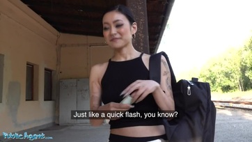 A nagycsöcsű thaiföldi bombázó egy kis kápé fejében jókedvűen megszökdelte az anonym ügynök pöcsét Thumb