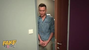 Egy kis spermának hála kikászálódott a csábító cica és meglovagolta a fiú fütykösét Thumb