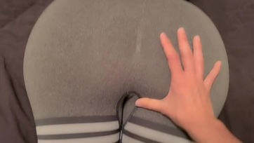 Elcsábította a mostohafiacskáját a nagy seggecskéjével a kiszakadt cicanadrágjában Thumb