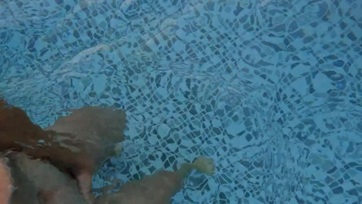 Lerángatta a fürdőruhát a hazai partneréről és megkúrta a sunácskáját a víz alatt Thumb